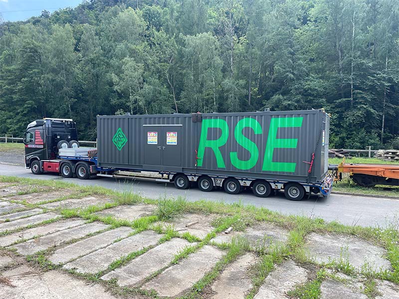 Ein Container-Blockheizkraftwerk unterwegs zur Montagestelle (Foto: RSE s.r.o.)